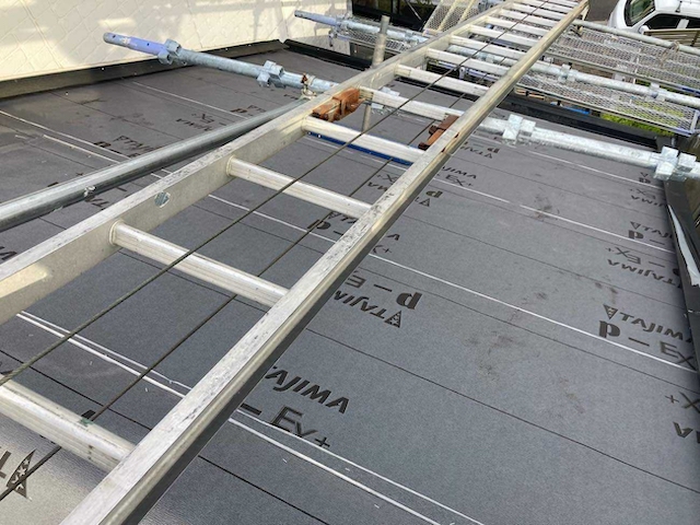 梯子と防水シート・別角度